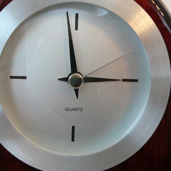 Art Deco Style Desk Mantle Silver Medallion Mahogany Look Battery Quartz Clock - Picture 3 of 6